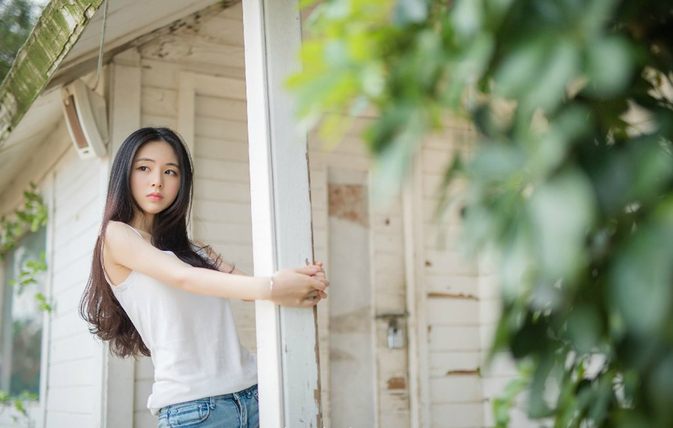 如果换做在陆地上，根本不可能出现这样的情况，哪怕打不过，陈到也有无数手段突围，然而此刻，在这大江之上，哪怕在人数和船只的数量上他甚至比对方更多，却也只能眼睁睁的看着自己的部队被人不断分割。